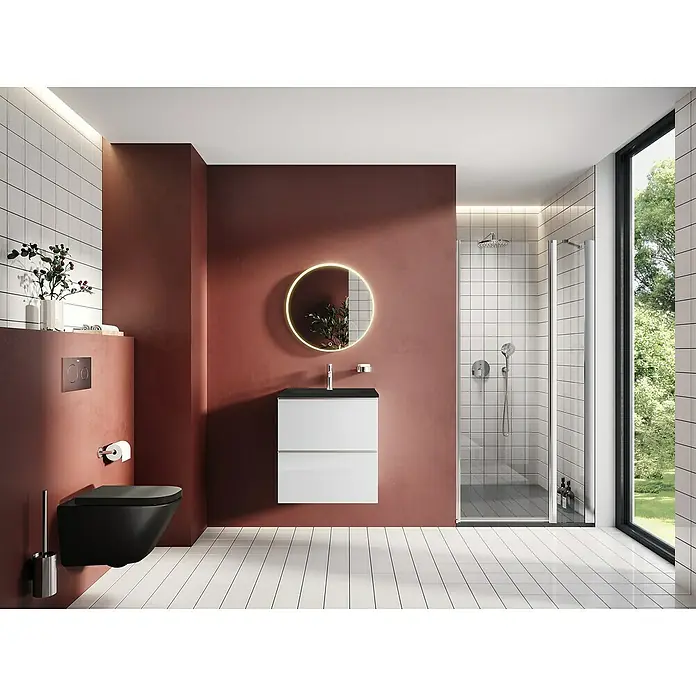 Riva Moon Waschtischunterschrank - B x T x H: 60 x 45,3 x 63,5 cm, Weiß - Modernes Badezimmer mit einem schwarzen wandhängenden WC, einem weißen Waschtisch und einem runden Spiegel mit Beleuchtung.