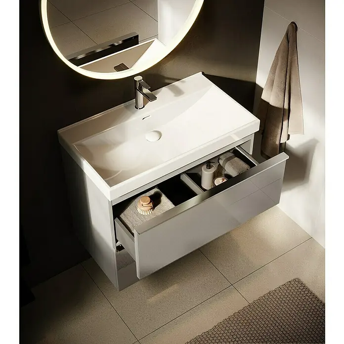 Riva Moon Waschtischunterschrank - B x T x H: 80 x 45,3 x 63,5 cm, Fume - Modernes Badezimmerwaschbecken mit offenem Schubfach, das Handtücher und Badutensilien zeigt.