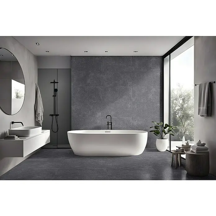 Feinsteinzeugfliese Lanzarote - 60,4 x 121 cm, Schwarz, Matt - Badezimmer mit freistehender Badewanne, modernem Waschtisch und großer Fensterfront, die viel Tageslicht hereinlässt. Die grauen Fliesen sorgen für einen edlen Look.