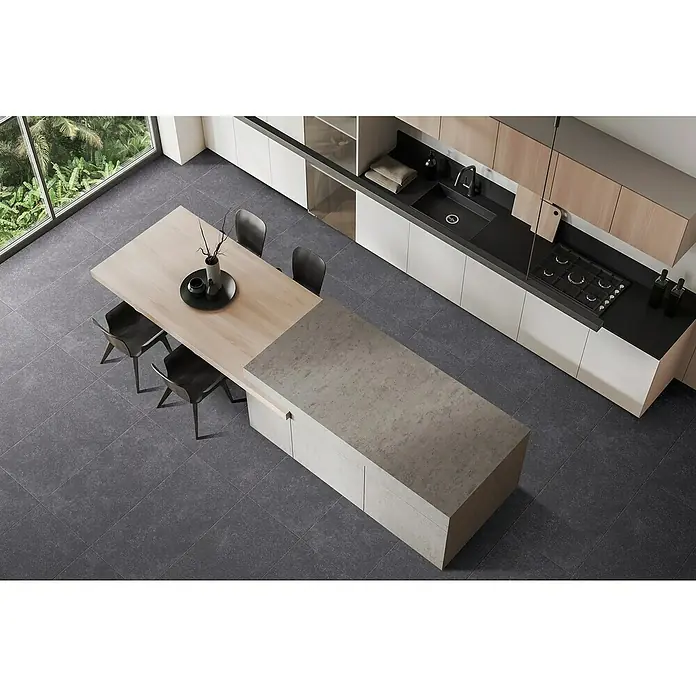 Feinsteinzeugfliese Lanzarote - 60,4 x 121 cm, Schwarz, Matt - Kücheninsel mit Esstisch und angrenzender Küchenzeile. Die modernen Möbel sind hell gehalten, die Arbeitsplatte ist dunkel.