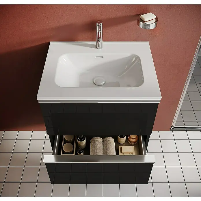 Riva Moon Waschtischunterschrank - B x T x H: 60 x 45,3 x 63,5 cm, Schwarz - Nahaufnahme eines modernen Badezimmers mit einem eleganten schwarzen Waschtischunterschrank und einer offenen Schublade.