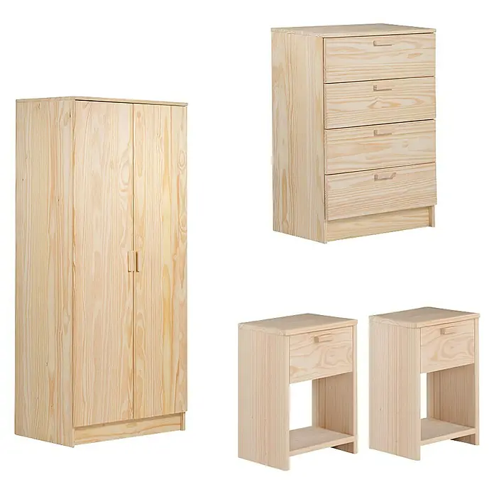 Astigarraga Vita Conjunto de muebles - Natural, 4 pzs. - Imagen de un conjunto de dormitorio de madera de pino con armario, cómoda y dos mesitas de noche.