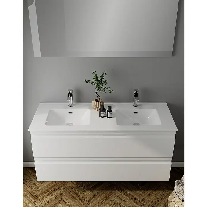 Camargue Pull Waschtischunterschrank - B x T x H: 120 x 45,4 x 55 cm, Weiß - Ein eleganter, weißer Doppelwaschtisch mit Spiegel und stilvollen Armaturen. Dekorative Elemente ergänzen das moderne Design.