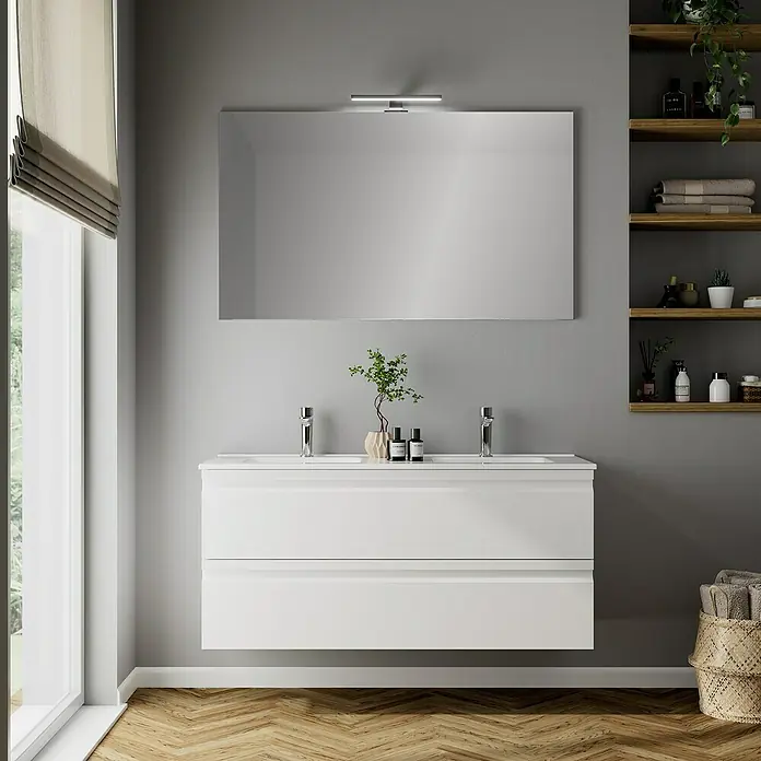Camargue Pull LED-Aufsatzleuchte - 4,8 W - Ein modernes Badezimmer mit einem weißen Doppelwaschtisch mit Schubladen und einem großen Spiegel. Die Armaturen sind schlank und aus Chrom.