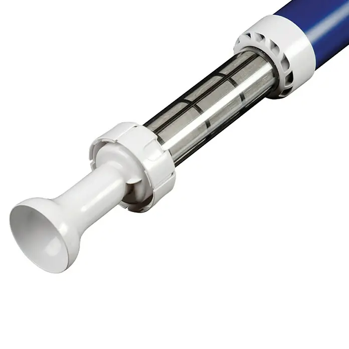 Zodiac Aspirador para piscina Spa Wand - Manual - Primer plano de un limpiafondos de piscina azul con filtro transparente y accesorio blanco. El dispositivo está limpio y listo para usar.