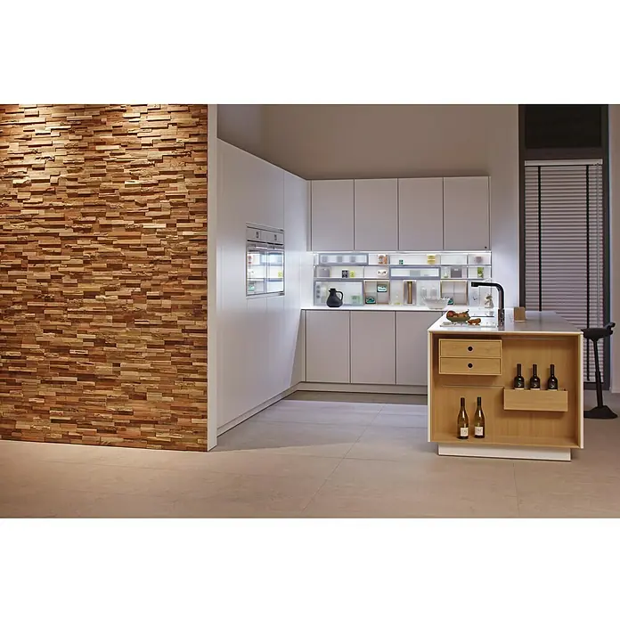 Panel de revestimiento Ultrawood Teca Colorado - 49,5 x 18 x 1,5 cm - Diseño de cocina moderno con gabinetes blancos e isla de madera con almacenamiento para vinos, complementado con pared de madera.