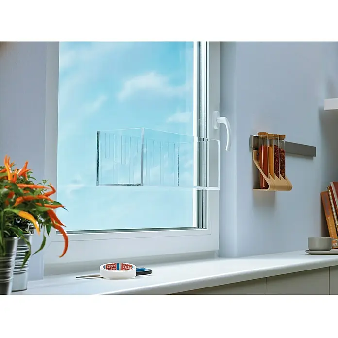 Tesa Powerbond Cinta de doble cara Vidrio - 1,9 cm x 1,5 m, Transparente - Primer plano de una mosquitera tesa Insect Stop para ventanas, instalada en un marco de ventana para brindar una protección fiable contra insectos.