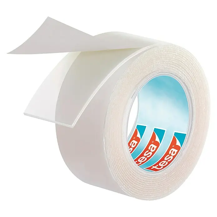 Tesa Powerbond Cinta de doble cara Vidrio - 1,9 cm x 1,5 m, Transparente - Imagen de un rollo de cinta de doble cara Tesa para diversas aplicaciones en el hogar y la oficina, ideal para conexiones permanentes.