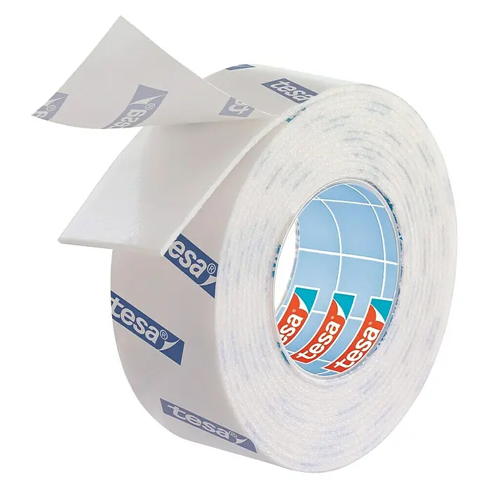 Tesa Powerbond Cinta de doble cara Resistente humedad - 1,9 cm x 1,5 m, Blanco - Rollo de cinta adhesiva de doble cara Tesa para una fuerte unión. Ideal para uso interior, proporciona una sujeción duradera en superficies lisas.