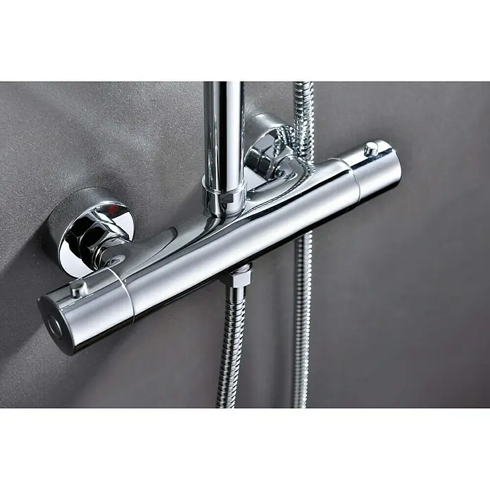 Imex Sistema de ducha Londres - Con grifo termostático, Distancia entre orificios: 15 cm, Número de tipos de chorro: 3 ud., Cromo - Primer plano de un grifo de ducha cromado con control termostático montado en una pared gris.