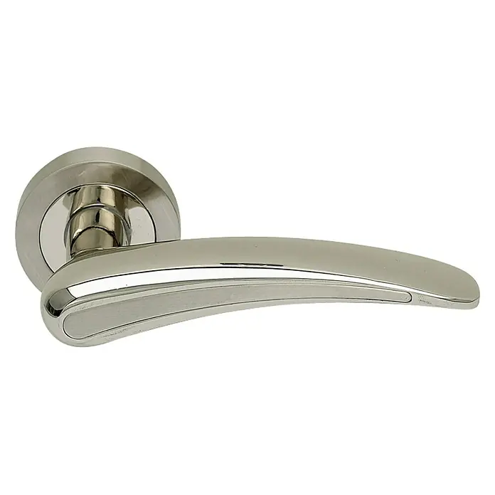 GDK Conjunto de picaporte A02-37 - Largo: 12 cm, Plateado - Primer plano de una manija de puerta de níquel satinado con un diseño curvo elegante y una roseta redonda para puertas modernas.