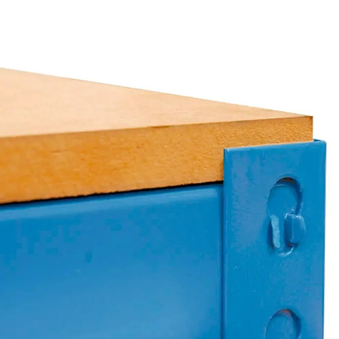 Simonrack Simonwork Banco de trabajo BT0 - L x An: 76 x 121 cm, Altura de trabajo: 84,2 cm, Carga soportada: 850 kg, Azul - Primer plano de una estantería metálica azul con una balda de madera marrón claro, que transmite una estética robusta e industrial.
