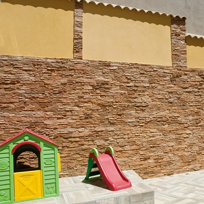 Revestimiento de piedra Petra Mineral - Cantidad total: 4 pzs., Mineral - Parque infantil exterior con casita verde y amarilla y tobogán rojo para horas de diversión.