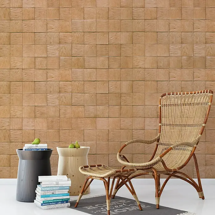 Revestimiento de piedra Teka - Cantidad total: 4 pzs. - Pared interior de bloques de madera con una silla de ratán, mesitas auxiliares con libros y fruta para un ambiente relajado.
