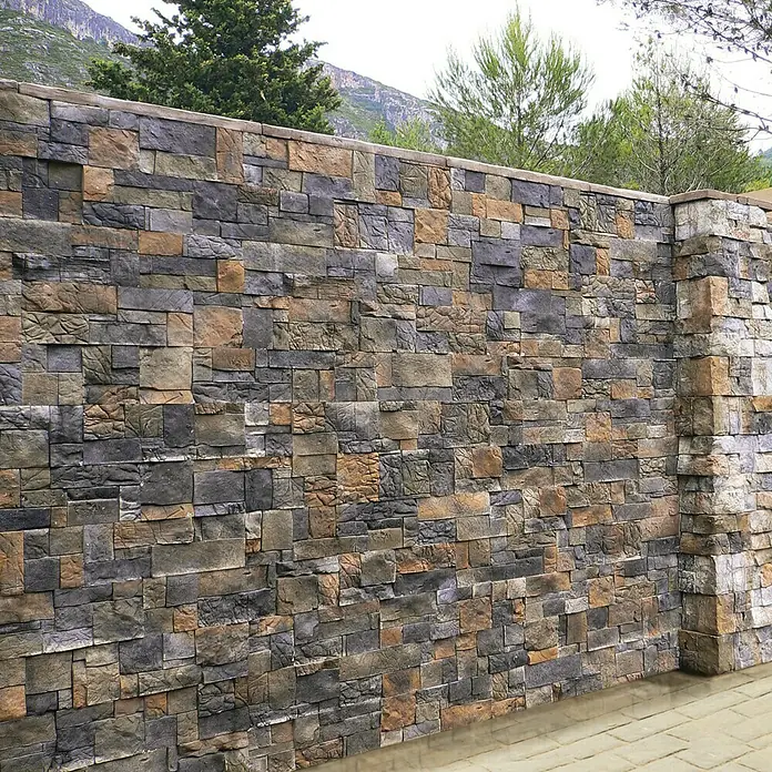 Revestimiento de piedra Montblanc Otoño - Cantidad total: 4 pzs. - Primer plano de una pared de piedra gris-marrón con patrón irregular y encanto rústico, ideal para espacios interiores y exteriores.