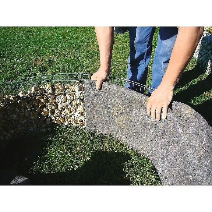 Bellissa Gabionen-Hochteich Bausatz - 146 x 40 cm, Metall - Der Gabionenbau mit einem grauen Vliesstoff, der als Trennschicht dient. Er schützt vor dem Eindringen von Erde in die Steine.