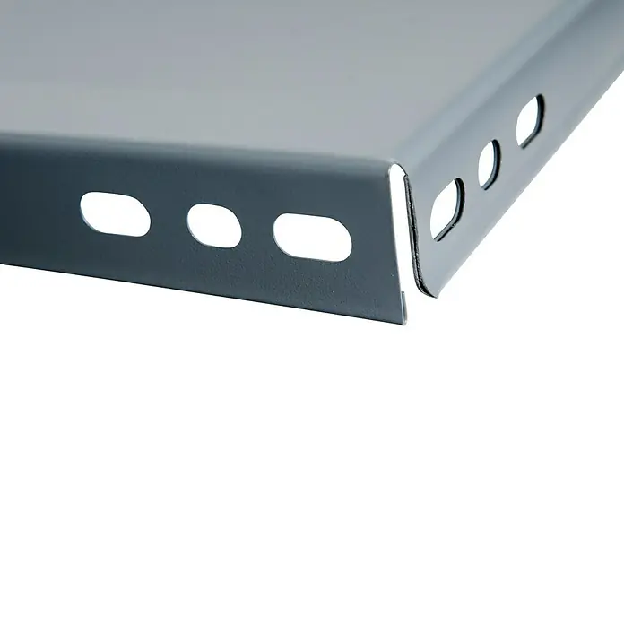 Balda adicional - L x An x Al: 90 x 40 x 3,2 cm, Metal, Color: Gris - Primer plano de una estantería esquinera de metal gris con orificios ovalados para tornillos, ideal para almacenamiento y organización.