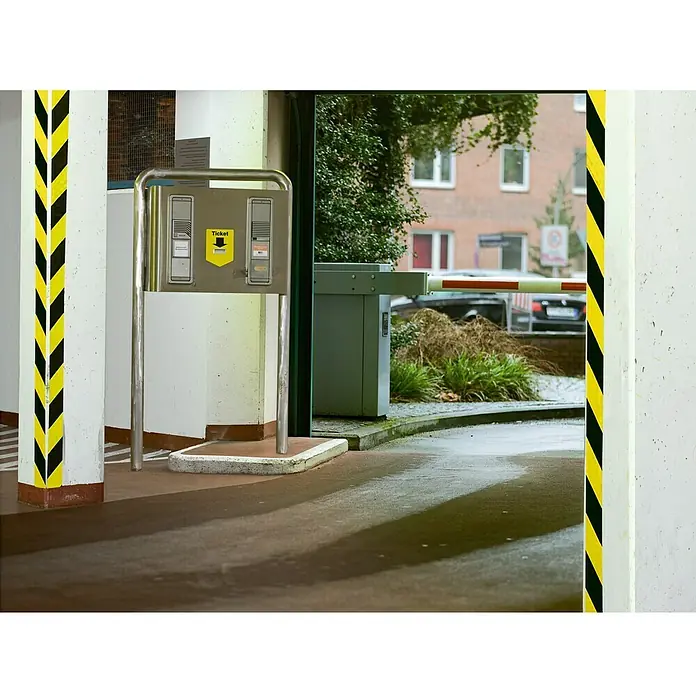 Tesa Cinta de señalización Signal Universal negro y amarillo - An x L: 50 mm x 66 m, Negro/Amarillo - Entrada al aparcamiento con máquina de tickets: Columnas a rayas amarillas y negras flanquean el acceso. El centro de venta de tickets al frente.