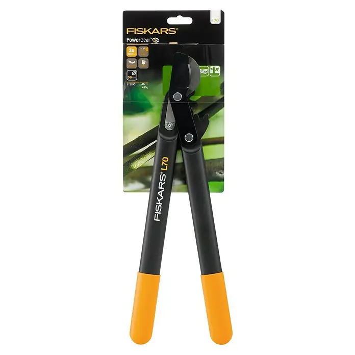Fiskars PowerGear Getriebe-Astschere L70 - Länge: 46 cm, Max. Aststärke: 38 mm, Schwarz/Orange - Die Fiskars PowerGear L70 Getriebeastschere mit orangenen Griffen und ihrer Verpackung. Hervorragend geeignet, um Äste in ihrem Garten zu schneiden.
