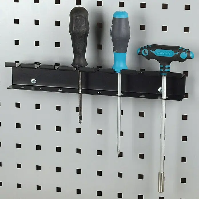 Wolfcraft Soporte portaherramientas - Apto para: Destornillador - Un primer plano de un soporte de herramientas con destornilladores en un panel perforado. Perfecto para guardar herramientas.