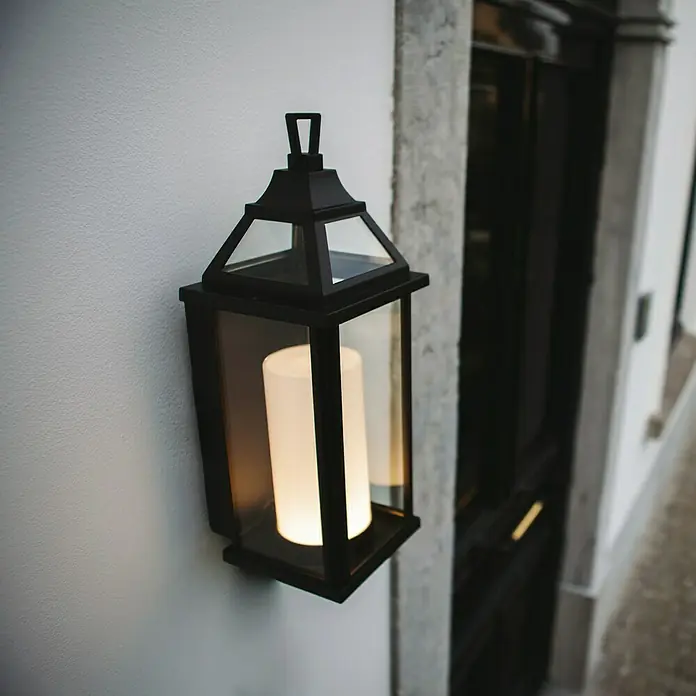Lutec Aplique exterior LED Hom - 16 W, 16,2 x 14,5 x 39 cm, Negro, IP44 - Una elegante lámpara de pared exterior negra con una luz cilíndrica que brilla cálidamente, añadiendo un ambiente acogedor a cualquier exterior.
