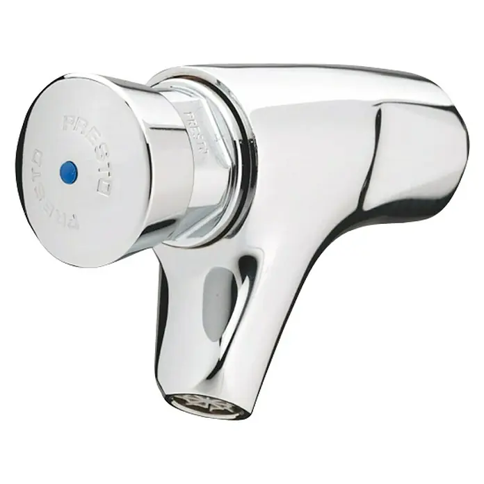 Grifo con temporizador mural 504 XL - Cromo - Primer plano de un grifo PRESTO cromado y brillante con un punto azul en el botón, ideal para baños públicos.