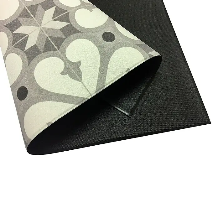 Alfombra de vinilo Croma hidraúlico - Multicolor, 180 x 120 cm - Primer plano de una elegante alfombra de cocina estampada con un respaldo antideslizante. Ideal para comodidad y protección al cocinar.