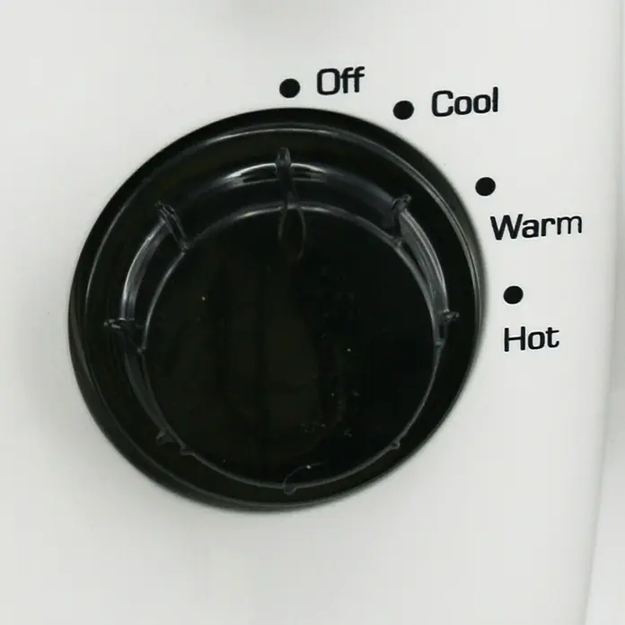 Voltomat HEATING Heizlüfter - 1.000 W - 2.000 W, Weiß, IP23 - Nahaufnahme eines Temperaturreglers an einem Gerät, der die Einstellungen Aus, Kühl, Warm und Heiß anzeigt.