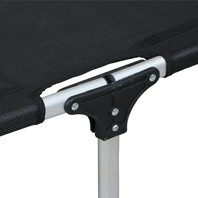 Siena Garden Gartenliege Sole Extra groß - Schwarz, Aluminium, Rückenlehne verstellbar - Detailansicht einer Feldbettkonstruktion mit schwarzem Bezug, silbernem Rahmen und schwarzem Verbindungsstück.
