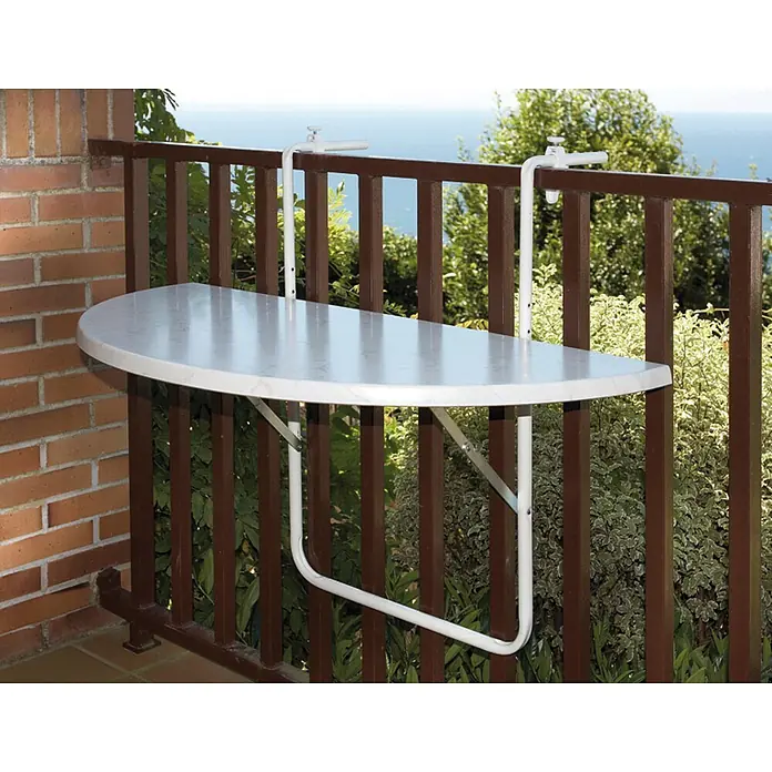 Alco Balkon-Hängetisch - L x B: 100 x 50 cm, Stahl, Kunststoff, Weiß, Klappbar - Ein weißer Balkontisch hängt an einem braunen Geländer, mit Meerblick im Hintergrund. Der Tisch ist halbrund und klappbar.