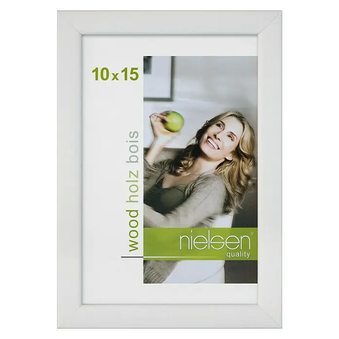 Nielsen Holzrahmen Zoom - 10 x 15 cm, Weiß - Weißer Nielsen Holz-Bilderrahmen (10x15 cm) mit Beispielbild einer Frau mit Apfel, ideal für Fotos und Kunstdrucke.
