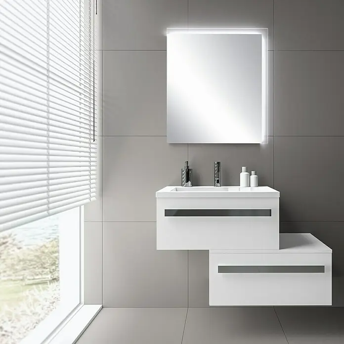 Riva Garda Einbauwaschbecken - 70 x 51 cm, Weiß - Ein modernes Badezimmer-Waschbecken mit zwei Schubladen in Weiß, beleuchtetem Spiegel und Fenster mit Jalousien.