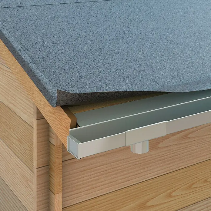 Sarei Piccolo Rinnenstutzen - Nennweite Zubehör Dachrinnen: 70/60 mm, Aluminium, Silber - Detailansicht einer Dachrinne aus Aluminium, die an einem Holzhaus befestigt ist und Regenwasser ableitet.