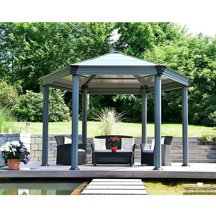 Palram – Canopia Standard-Pavillon Roma - B x T: 359 x 414,5 cm, Farbe Gestell: Anthrazit, Aluminium - Ein Pavillon mit Gartenmöbeln auf einer Holzplattform am Wasser. Die Gartenlaube bietet Schutz und eine stilvolle Sitzecke im Freien.