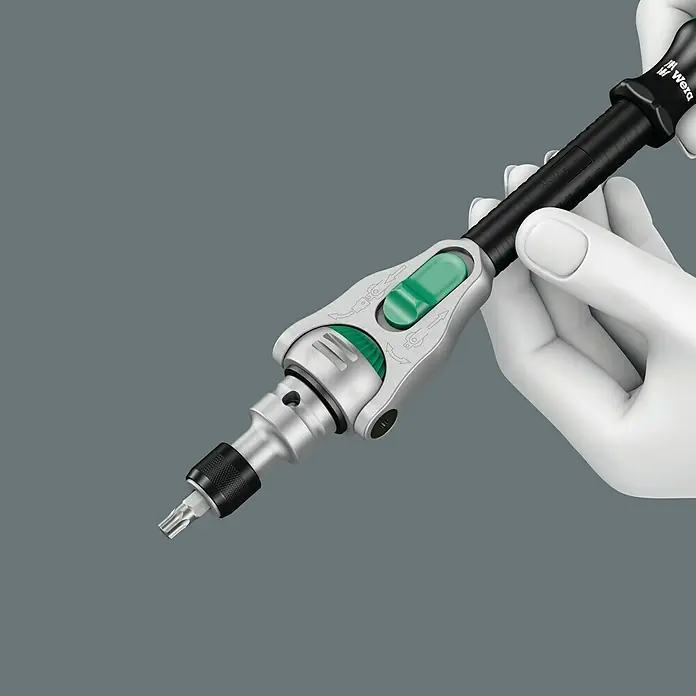 Wera Steckschlüssel-Set Zyklop 8100 - 28 -tlg., Antriebsgröße: ½″ - Eine Nahaufnahme eines Wera Werkzeuggriffs mit austauschbaren Bits, ideal für vielfältige Schraubanwendungen, gehalten von einer Hand.