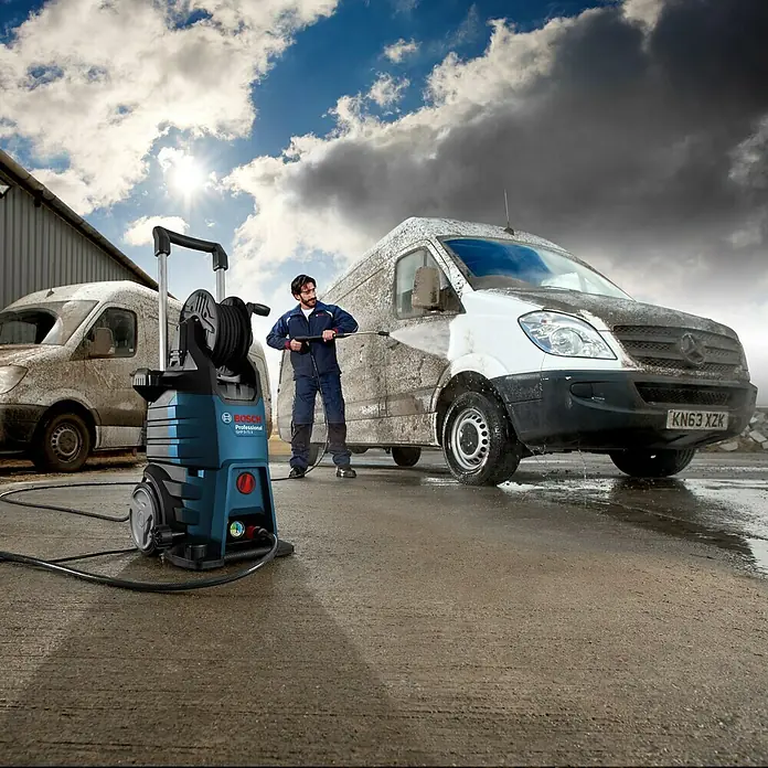 Bosch Professional Hochdruckreiniger GHP 5-75 X - 185 bar, 2.600 W, Fördermenge: 570 l/h - Der Bosch Hochdruckreiniger im Einsatz: Ein Mann reinigt einen Lieferwagen mit dem blauen Bosch Hochdruckreiniger, sichtbare Reinigungsleistung.