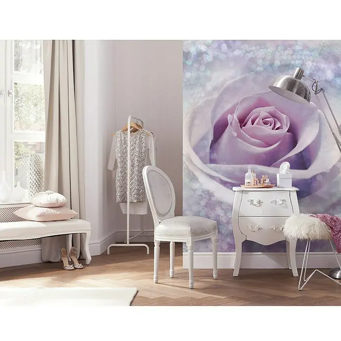 Komar Into Illusions Fototapete Delicate Rose - 2 -tlg., B x H: 184 x 248 cm, Vlies - Elegantes Interieur mit weißem Frisiertisch, Stuhl und Kleiderständer vor einer Wand mit Rosenmotiv, ideal für ein stilvolles Schlafzimmer.