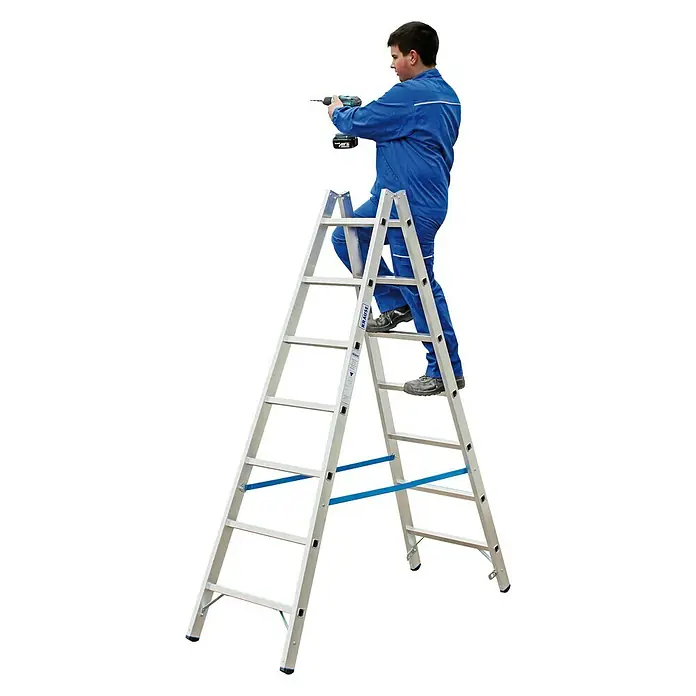 Krause Stabilo Doppelleiter - Anzahl Tritte: 14 Stk., Arbeitshöhe: 3,3 m, Aluminium - Mann auf einer Aluminium-Doppelleiter beim Bohren. Die Leiter hat blaue Verstrebungen und rutschfeste Füße für sicheren Stand.