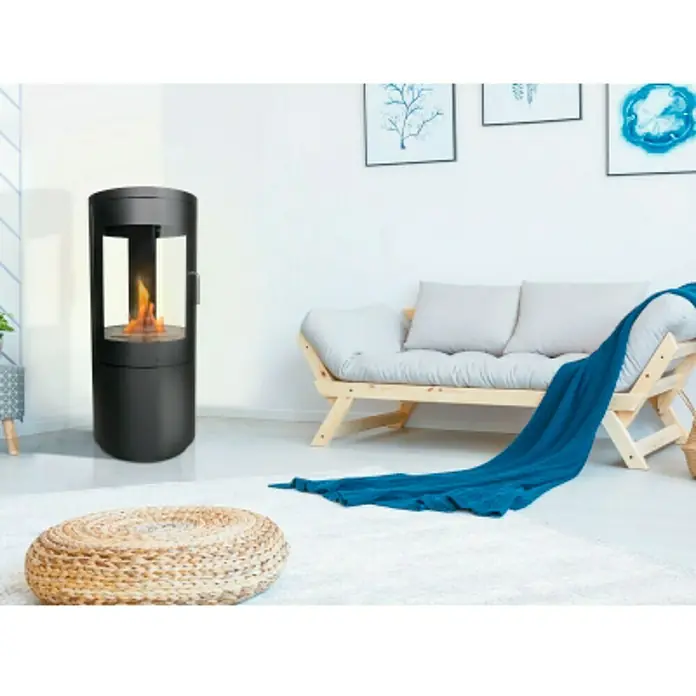 Purline Chimenea de bioetanol Bestfire View - 43 x 43 x 95 cm, Negro - Elegante habitación con una chimenea de bioetanol que crea un ambiente cálido, complementada con un sofá acogedor y un puf.