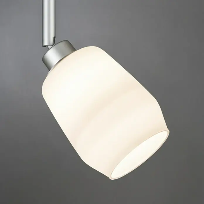 Paulmann DecoSystems Lampenschirm Vento - Durchmesser: 8 cm, Satin, Glas, Rund - Nahaufnahme einer modernen, mattweißen Deckenleuchte mit silberner Halterung vor grauem Hintergrund.