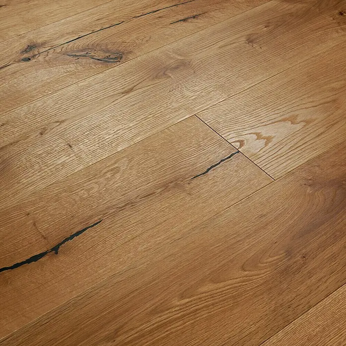 Parkett Eiche Wien - Eiche Wien, Landhausdiele, 1.250 x 190 x 14 mm - Nahaufnahme eines eleganten Holzbodens mit natürlichen Maserungen und dunklen Akzenten.