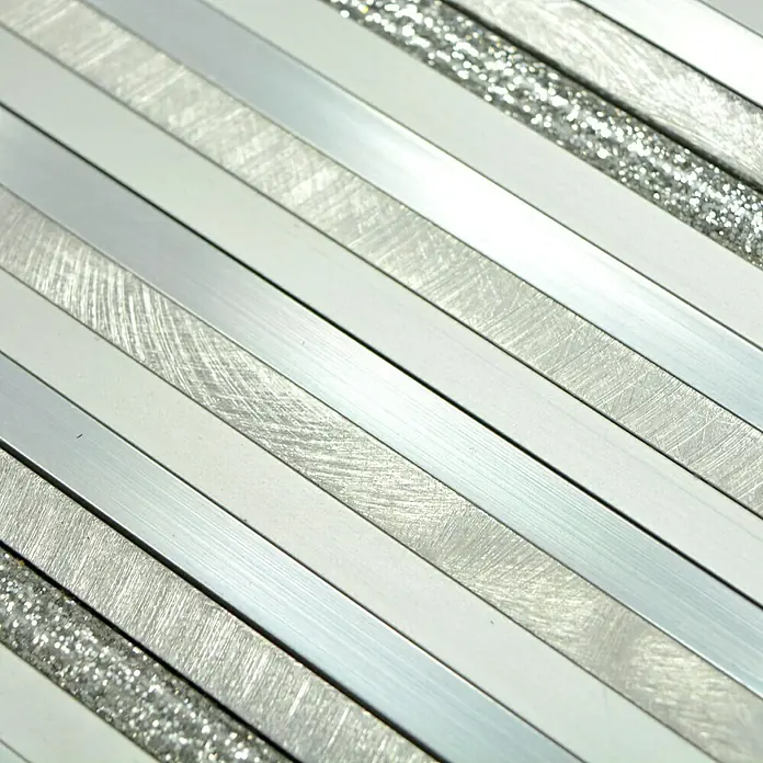 Mosaikfliese Verbund ALF L401GS - 27,2 x 30,2 cm, Silber, Matt - Nahaufnahme eines stilvollen Dekors mit abwechselnden Streifen aus Silberglitter, gebürstetem Metall und glattem Weiß, für einen modernen Look.