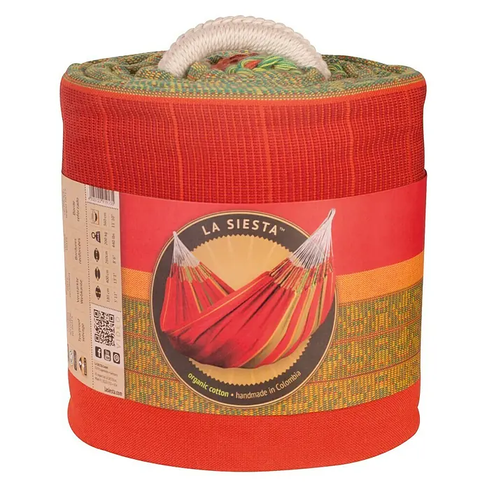 La Siesta Doppelhängematte Flora - L x B: 400 x 180 cm, Chili, Ausführungseigenschaft: Kingsize - Aufgerollt präsentiert sich eine farbenfrohe La Siesta Hängematte, verpackt mit Etikett, das "organic cotton handmade in Colombia" hervorhebt.