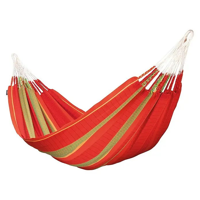 La Siesta Doppelhängematte Flora - L x B: 400 x 180 cm, Chili, Ausführungseigenschaft: Kingsize - Abgebildete Hängematte in Rot und Grün mit weißen Aufhängeschnüren, perfekt zum Entspannen im Garten oder auf der Terrasse.