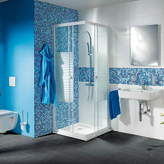 Mosaikfliese Quadrat Mix GM A 321P - 32,7 x 30,5 cm, Blau, Glänzend - Badezimmer-Interieur mit Duschkabine.