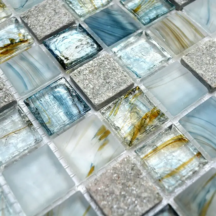Mosaikfliese Quadrat Crystal Mix XCR 2505 - 30,2 x 30,2 cm, Grau, Glänzend - Nahaufnahme einer glitzernden Mosaikfliese mit Blau-, Gold- und Grautönen, ideal für stilvolle Wand- und Bodendesigns.