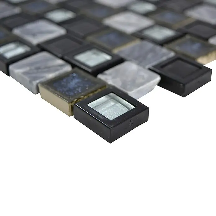 Mosaikfliese Quadrat Crystal Mix XCP BM19 - 30 x 30 cm, Grau/Schwarz, Glänzend - Nahaufnahme von quadratischen Mosaikfliesen in Grau- und Schwarztönen, die ein modernes und elegantes Design für Innenräume bieten.