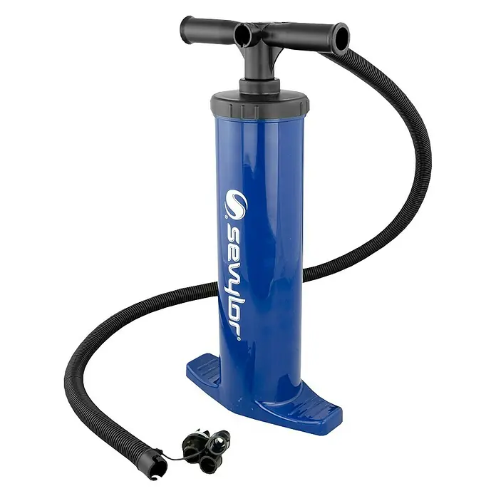 Sevylor Doppelhub-Kolben-Pumpe RB2500G - 4.000 cm³ - Bild einer blauen Sevylor-Luftpumpe mit Schlauch und verschiedenen Düsen, die zum Aufpumpen von aufblasbaren Gegenständen verwendet wird.