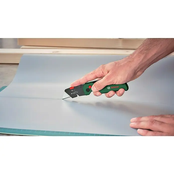 Bosch Klappmesser - SK5-Klingen - Bosch Cuttermesser in Aktion, präzise Schnitte für Handwerk und Heimwerker, ein Werkzeug für Profis, leicht und sicher zu bedienen.