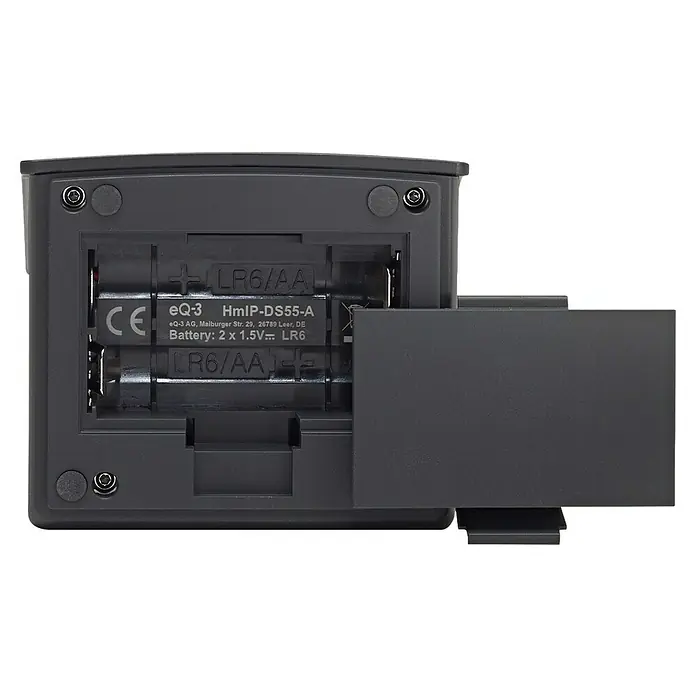 Homematic IP Halterung Tischaufsteller HmIP-DS55-A - Batteriebetrieben, 7,9 x 9 x 6,7 cm, Anthrazit - Nahaufnahme der Batteriefachabdeckung eines Geräts mit eingelegten LR6/AA-Batterien und CE-Kennzeichnung.